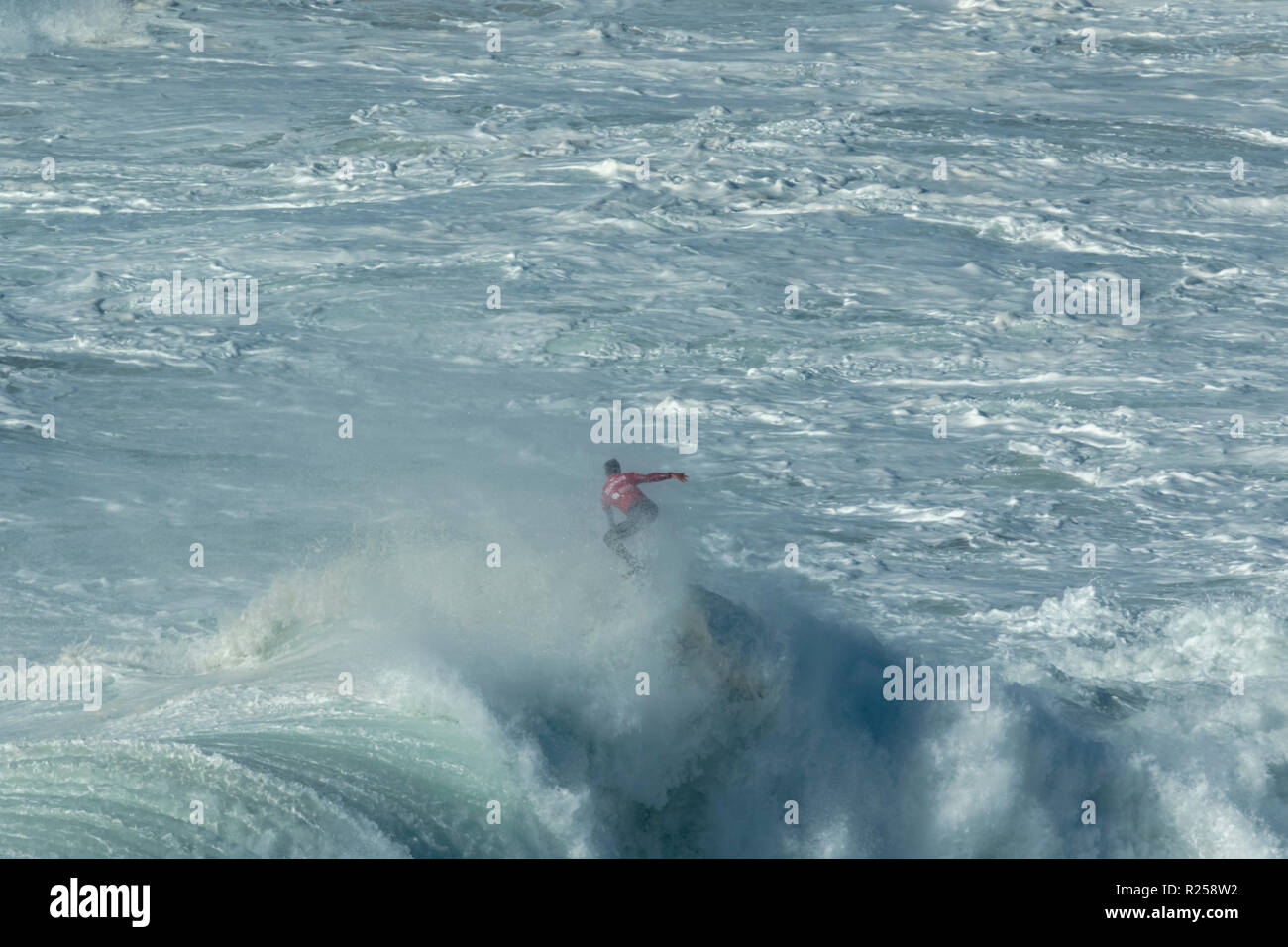 Lucas Chianca Surfen bei Nazaré Herausforderung der WSL Stockfoto