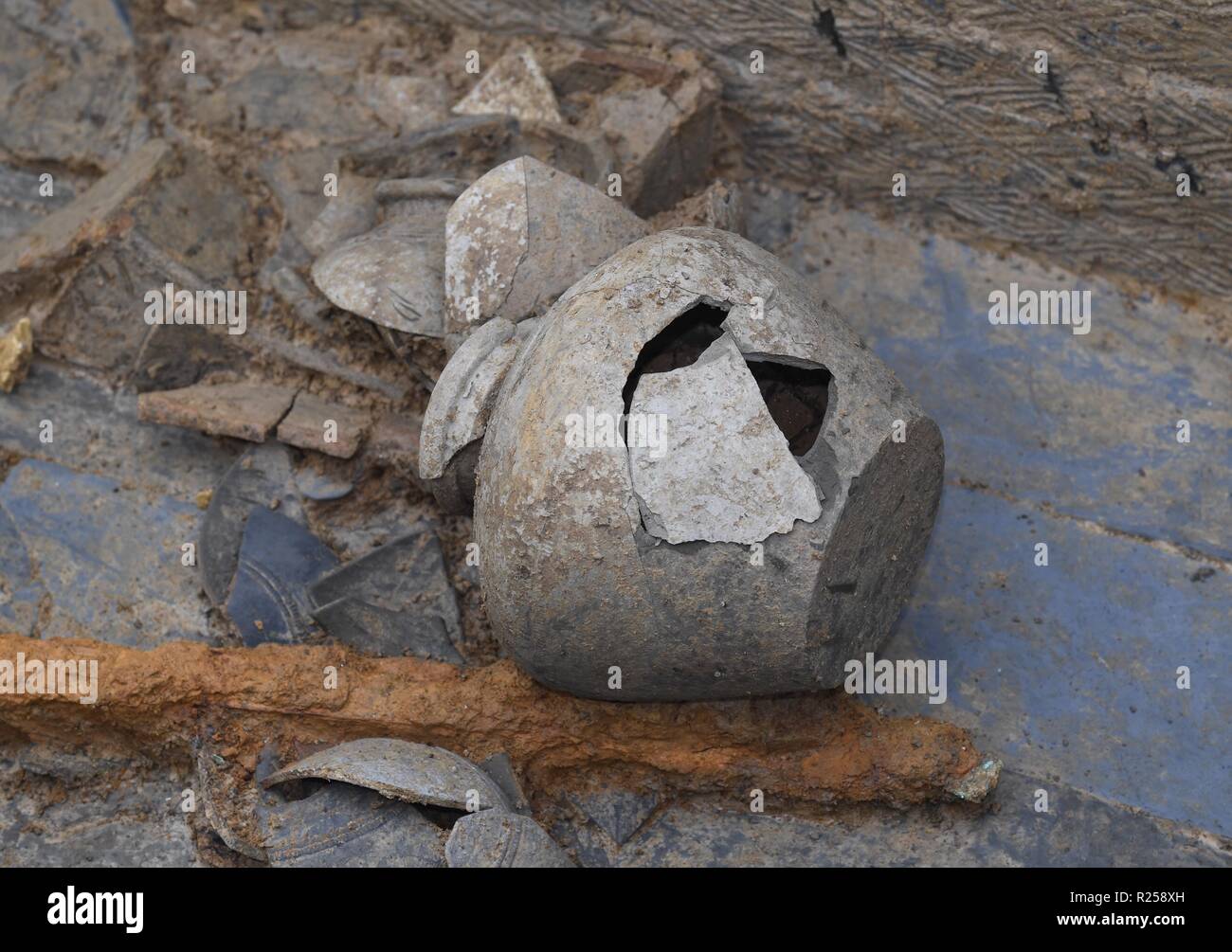 Chengdu. 15 Nov, 2018. Foto auf November 15, 2018 zeigt eine Reliquie mit einem Grab aus der Östlichen Han Dynastie datiert (25-220) in Chenghua Bezirk von Chengdu, der Hauptstadt der Provinz Sichuan im Südwesten Chinas entdeckt. Insgesamt vier Gräber aus der Östlichen Han-Dynastie (25-220) waren hier im Oktober dieses Jahres entdeckt, nach Chengdu kulturelle Relikte und Archäologie Research Institute. Credit: Liu Kun/Xinhua/Alamy leben Nachrichten Stockfoto