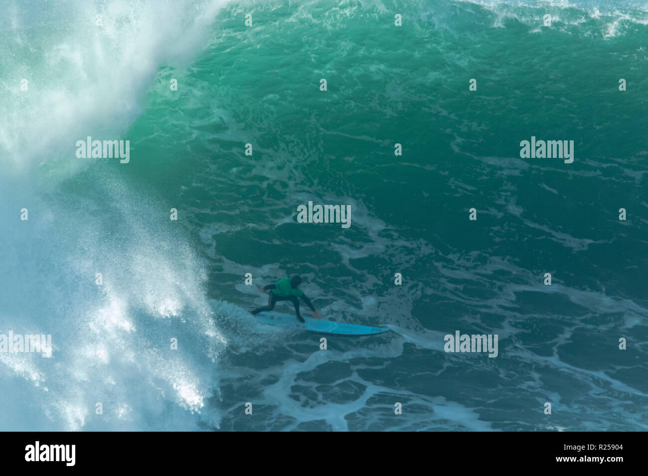 Der Gewinner Grant' Twiggy' Baker Surfen bei Nazaré Herausforderung der WSL Stockfoto