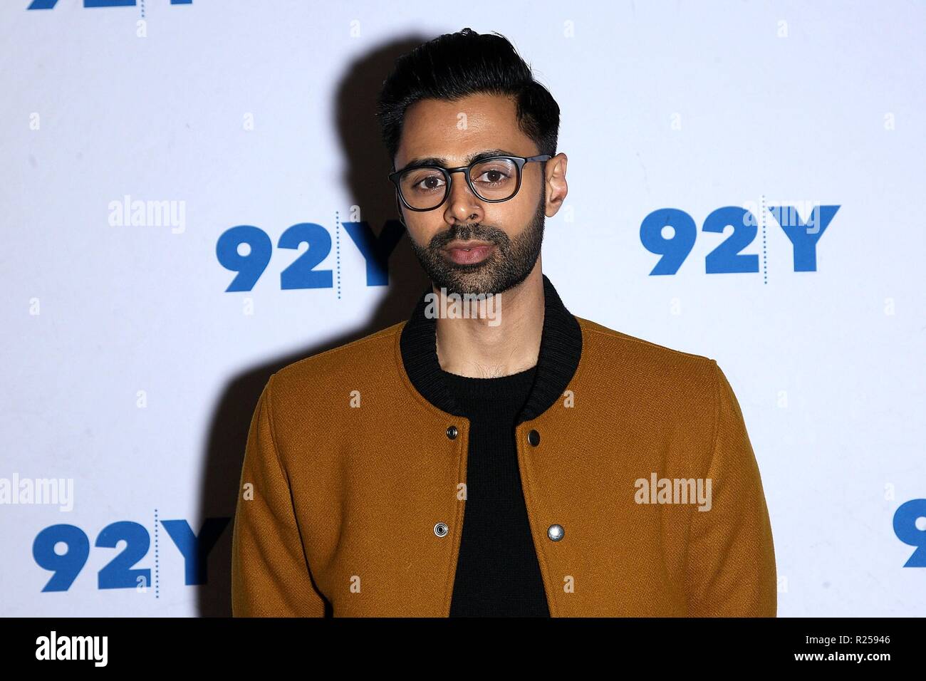 New York, NY, USA. 16 Nov, 2018. Hasan Minhaj in der Ankunftshalle für Hasan Minhaj im Gespräch mit Vinson Cunningham des New Yorker, 92nd Street Y, New York, NY 16. November 2018. Quelle: Steve Mack/Everett Collection/Alamy leben Nachrichten Stockfoto