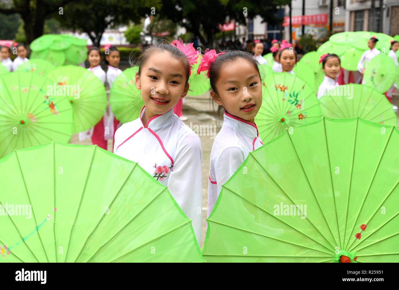 Rong'an, China Guangxi Zhuang autonomen Region. 16 Nov, 2018. Schülerinnen und Schüler nehmen Teil im klassischen Tanz Probe an Nr. 2 experimentelle Grundschule in Rong'an County, South China Guangxi Zhuang autonomen Region, Nov. 16, 2018. Bildung der traditionellen Kultur wird in der Schule betonte ihr Interesse an lokalen Drama zu sensibilisieren, Volkstanz und traditionelle Musik Instrument. Credit: Zhou Hua/Xinhua/Alamy leben Nachrichten Stockfoto