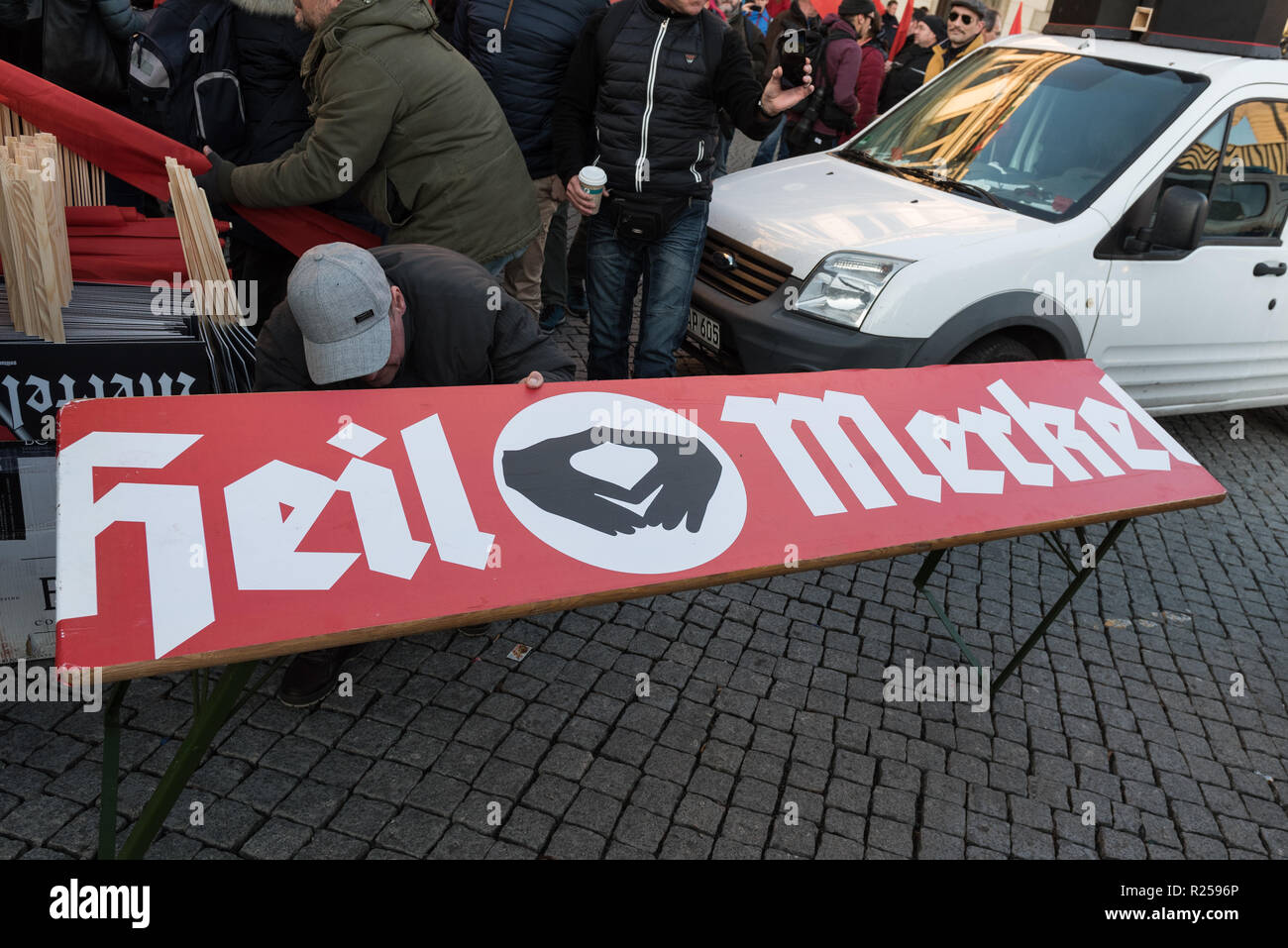 "Awesome Merkel! Fahne während des rechten gesehen - Flügel protestieren. Rechtsextreme Proteste gegen Merkels Besuch in Chemnitz, Deutschland. Der Bundeskanzler besucht die Stadt und für die Bürgerinnen und Bürger Sprachen in einem Bürgerforum nach Proteste und Unruhen im August nach dem gewaltsamen Tod eines 35 Jahre alten Mannes aus Chemnitz brach. Stockfoto