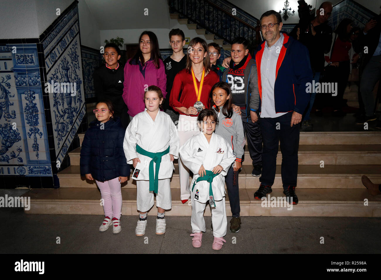 Spanisch Karateka Sandra Sanchez gesehen für ein Foto mit Freunden und Familie während der Feierlichkeiten posiert in ihrer Heimatstadt in Talavera de la Reina. Stockfoto