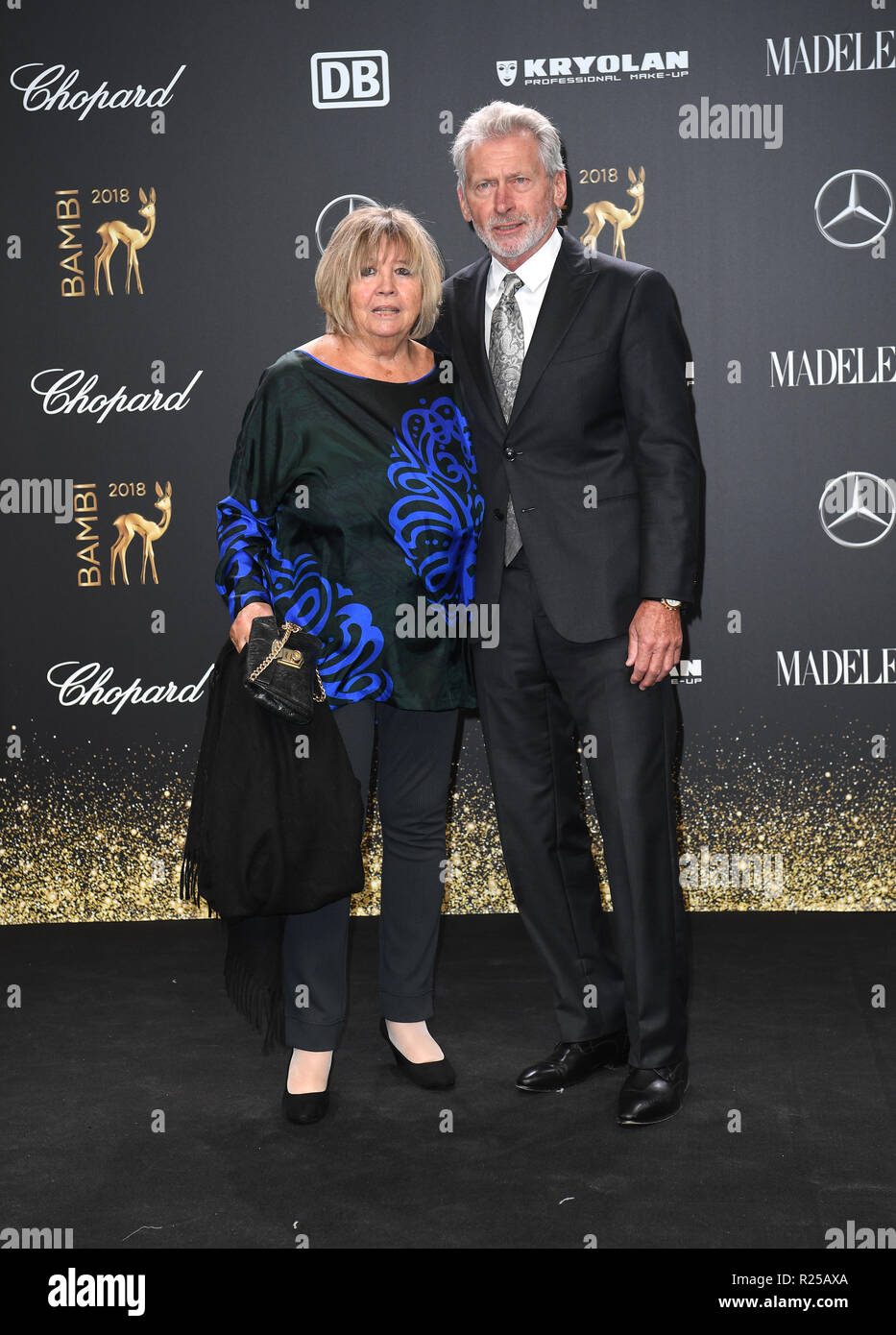 Berlin, Deutschland. 16. November 2018. Ehemalige nationale Fußball-Spieler Paul Breitner und seiner Frau Hildegard auf die Bühne Theater für die 70Th Bambi Media Award. Quelle: Britta Pedersen/dpa-Zentralbild/dpa/Alamy leben Nachrichten Stockfoto