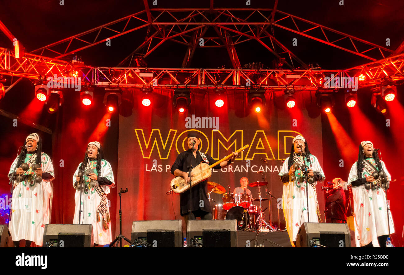 Las Palmas, Gran Canaria, Kanarische Inseln, Spanien. 17. November 2018. Maalem Hamid el Kasri aus Marokko im Konzert an den Musikfestivals WOMAD Festival (15.-18. November) in Las Palmas auf Gran Canaria. Die vier Tage Festival findet in der City Plaza mit Blick auf den Ozean. Ehemaliger Genesis Sänger Peter Gabriel ist einer der Gründer von WOMAD. Jetzt in seinem 37. Jahr, WOMAD-Festivals sind in Ländern weltweit statt. Credit: ALAN DAWSON/Alamy leben Nachrichten Stockfoto