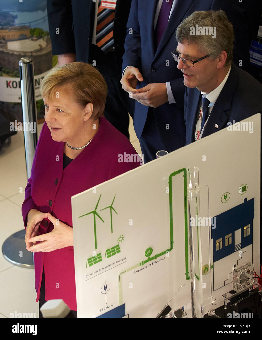 Koblenz, Deutschland. 17. Nov, 2018. Bundeskanzlerin Angela Merkel (CDU) und KPV-Bundesvorsitzende Christian Haase an der Föderalen Versammlung der Vertreter von CDU und CSU zum Thema "Starke Kommunen - starkes Deutschland". Auf der rechten Seite ein Diagramm zum Thema erneuerbare Energie. Quelle: Thomas Frey/dpa/Alamy leben Nachrichten Stockfoto