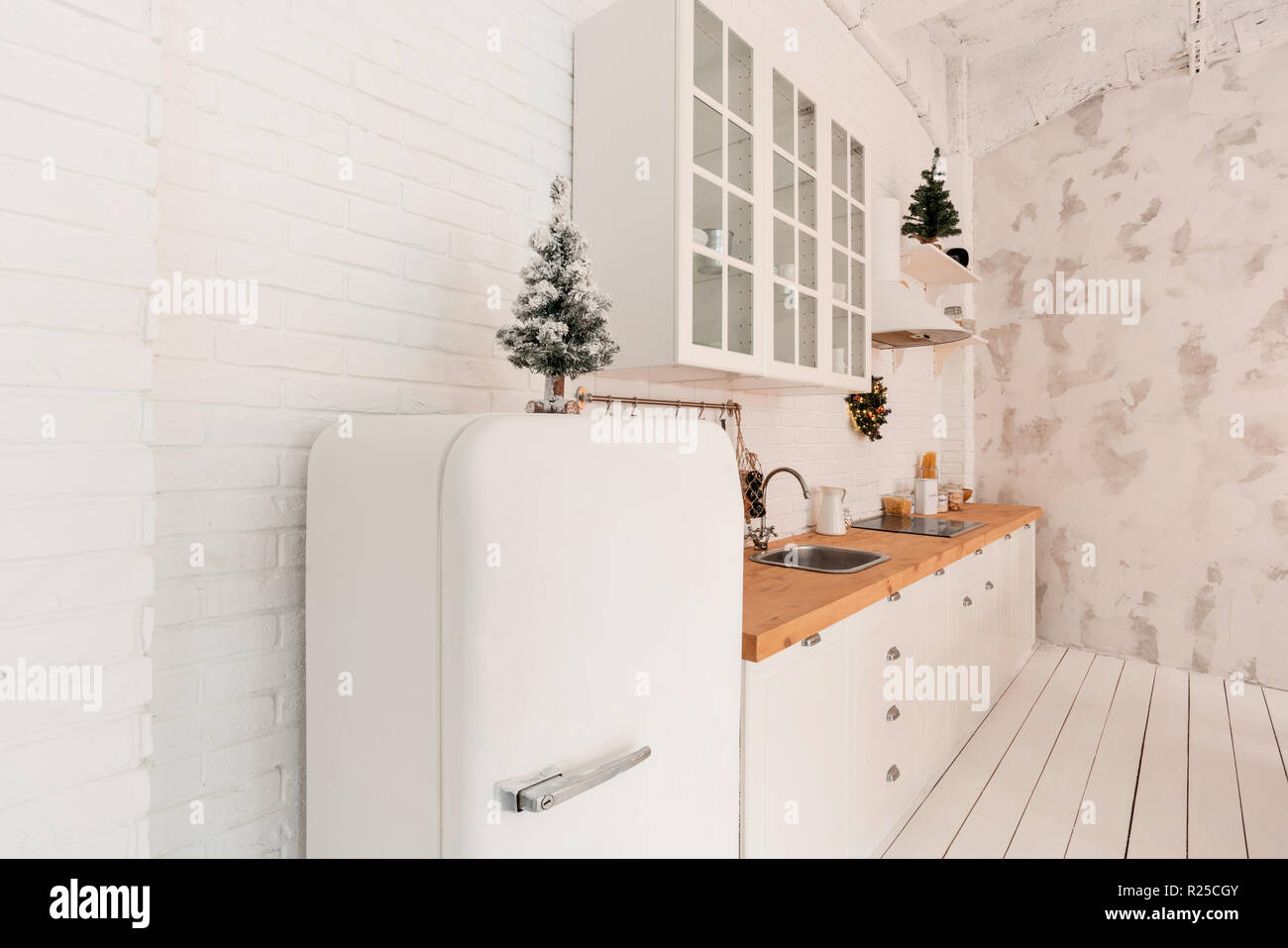Loft Apartment Grosses Geraumiges Wohnzimmer Mit Esstisch Und Kuche Zimmer Mit Weihnachtsbaum Leichte Weisse Wand Stockfotografie Alamy