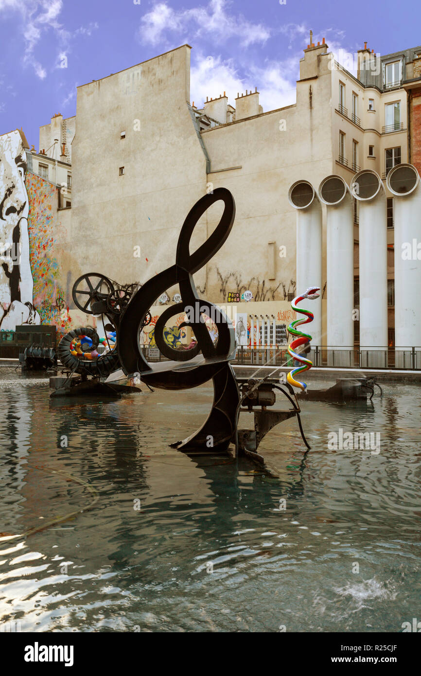 PARIS, Frankreich - Nov 8, 2012: Skulpturen Spritzwasser, die Werke der Komponisten Igor Strawinsky Stockfoto