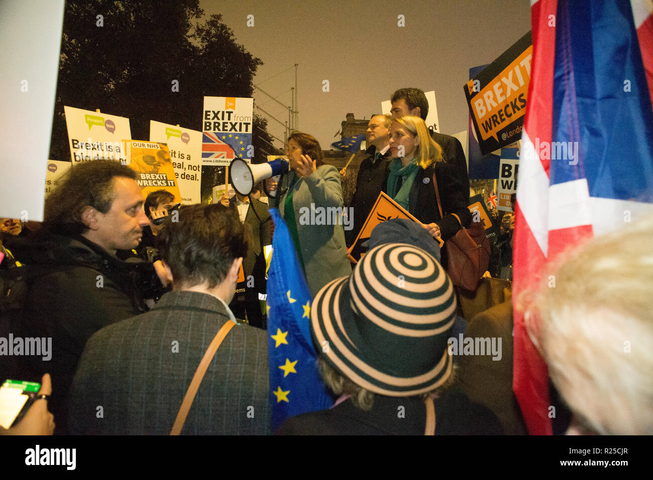 London 15 Nov 2018 - spontane Sammlung für Völker Abstimmung im Parlament Platz mit Lautsprechern. Rallye wurde von LibDem Partei und die Völker Abstimmung organisiert. Ar Stockfoto