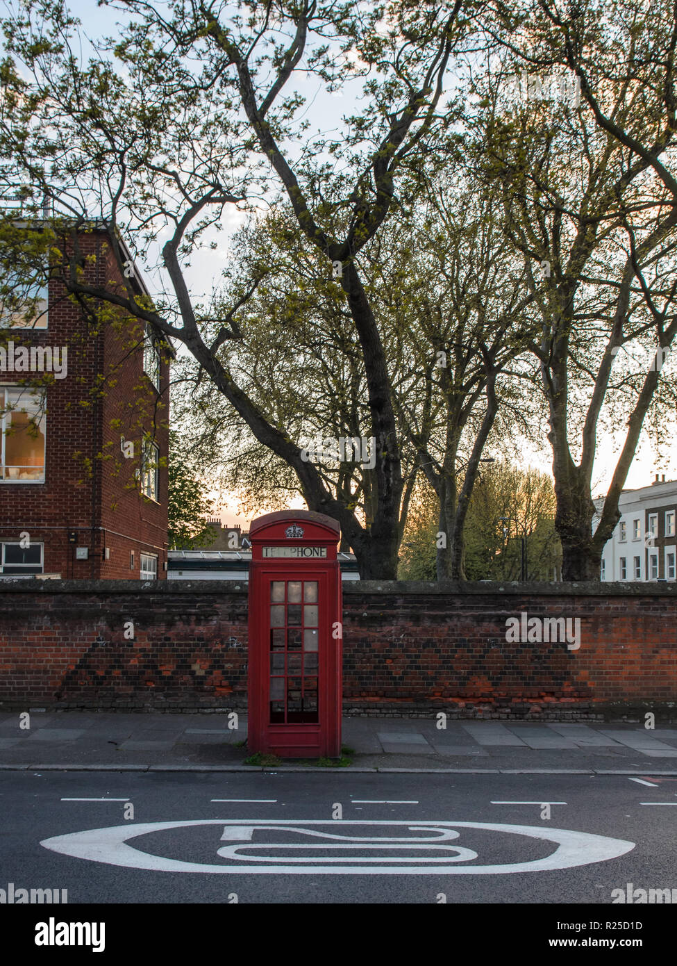London, England, UK - April 20, 2015: Ein Schild erinnert Autofahrer von einem 20 km/h Höchstgeschwindigkeit ist auf einer Straße im Süden Londons gemalt, neben einem traditionellen r Stockfoto