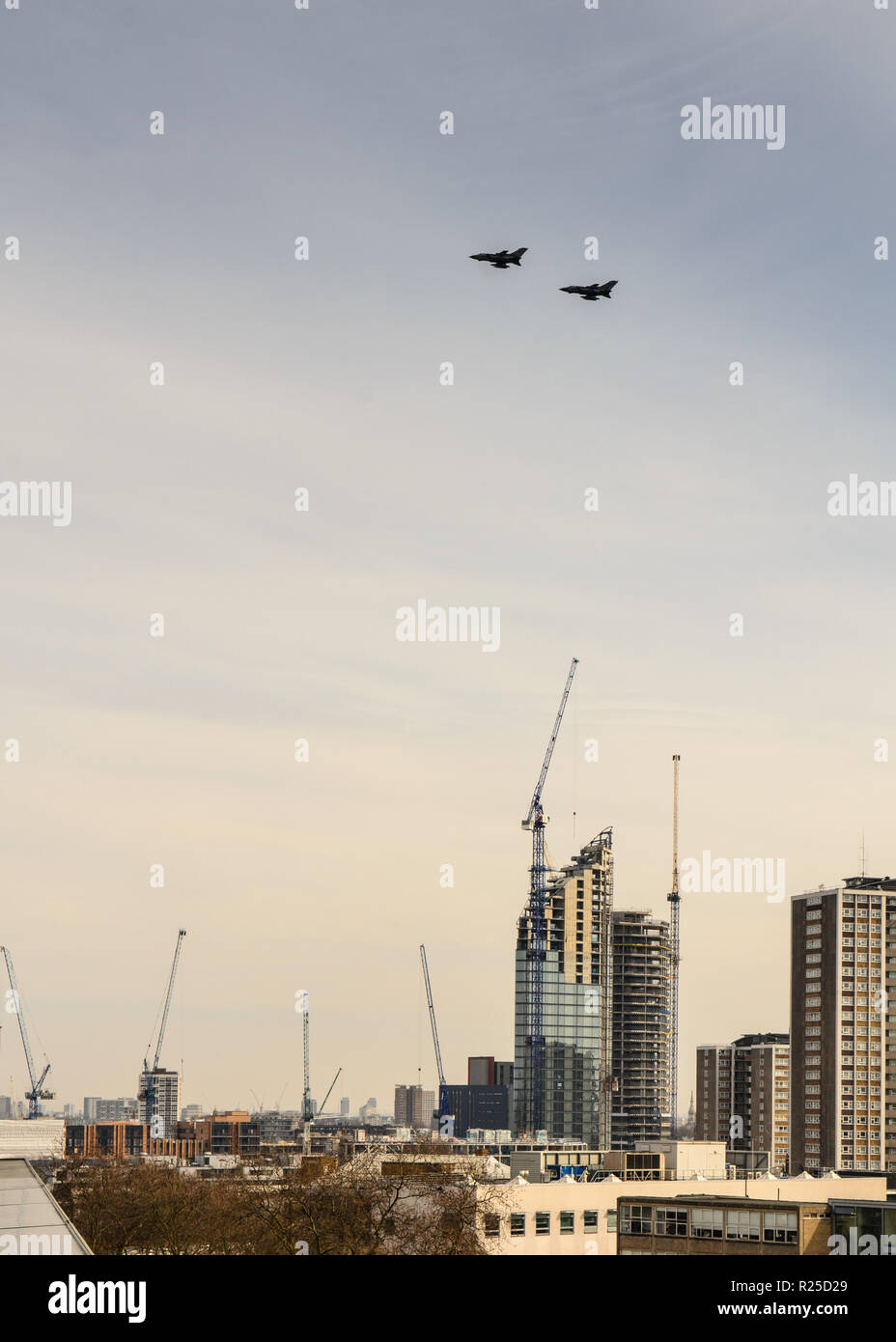 London, England, UK - 13. März 2015: Kampfjets Rennen über North London als Teil einer commemorative Flypast. Stockfoto