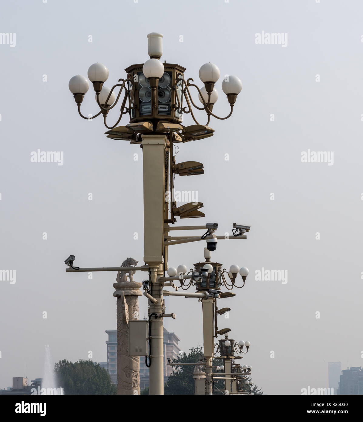 Überwachungskameras und Lichter auf dem Platz des Himmlischen Friedens Stockfoto