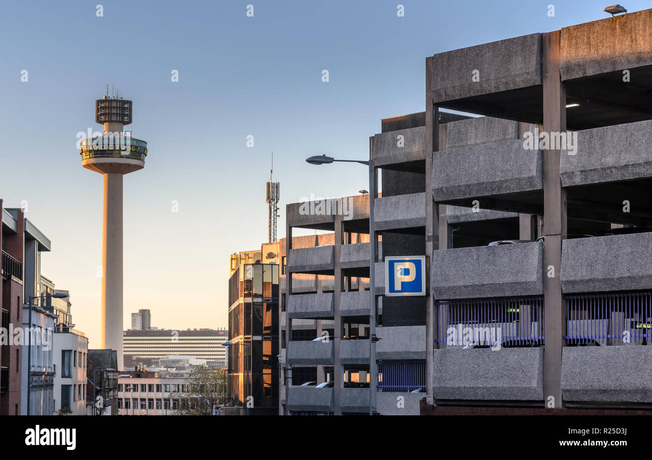 Liverpool, England, Großbritannien - 5 November, 2014: Das Wahrzeichen der Radio City Fernsehturm und großen Parkhaus im Zentrum von Liverpool. Stockfoto
