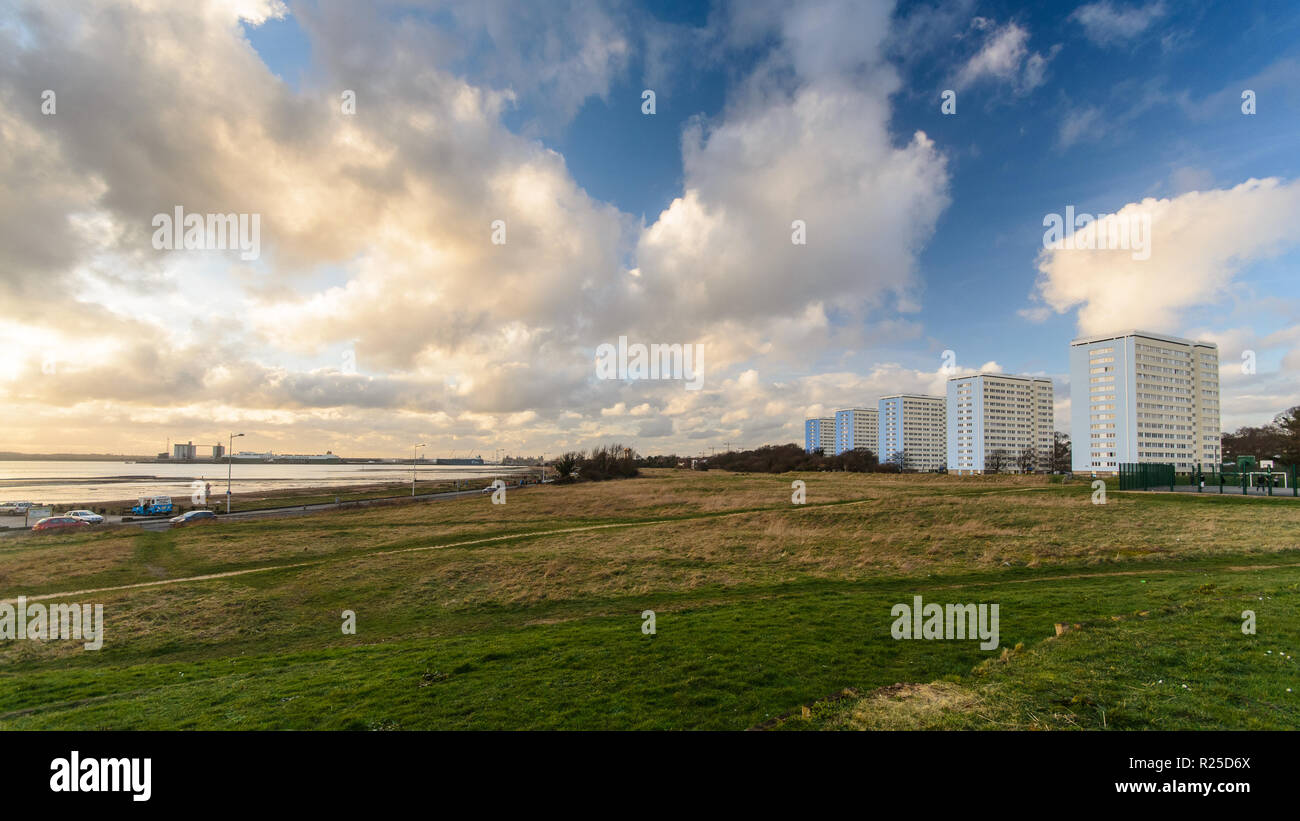 Southampton, England, UK - 16. Februar 2014: Eine Reihe von fünf mid-20th Jahrhundert sozialer Wohnungsbau Mehrfamilienhäuser stehen in einer Parklandschaft am Weston Ufer neben Stockfoto