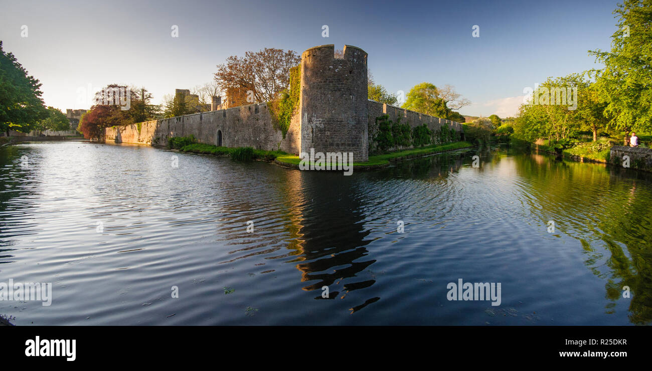 Wells, England, Großbritannien - 25 Mai, 2013: Die mittelalterliche Burg von Palast der Aufstieg der Bischof aus einem Graben in der kleinen Stadt der Brunnen in Somerset. Stockfoto