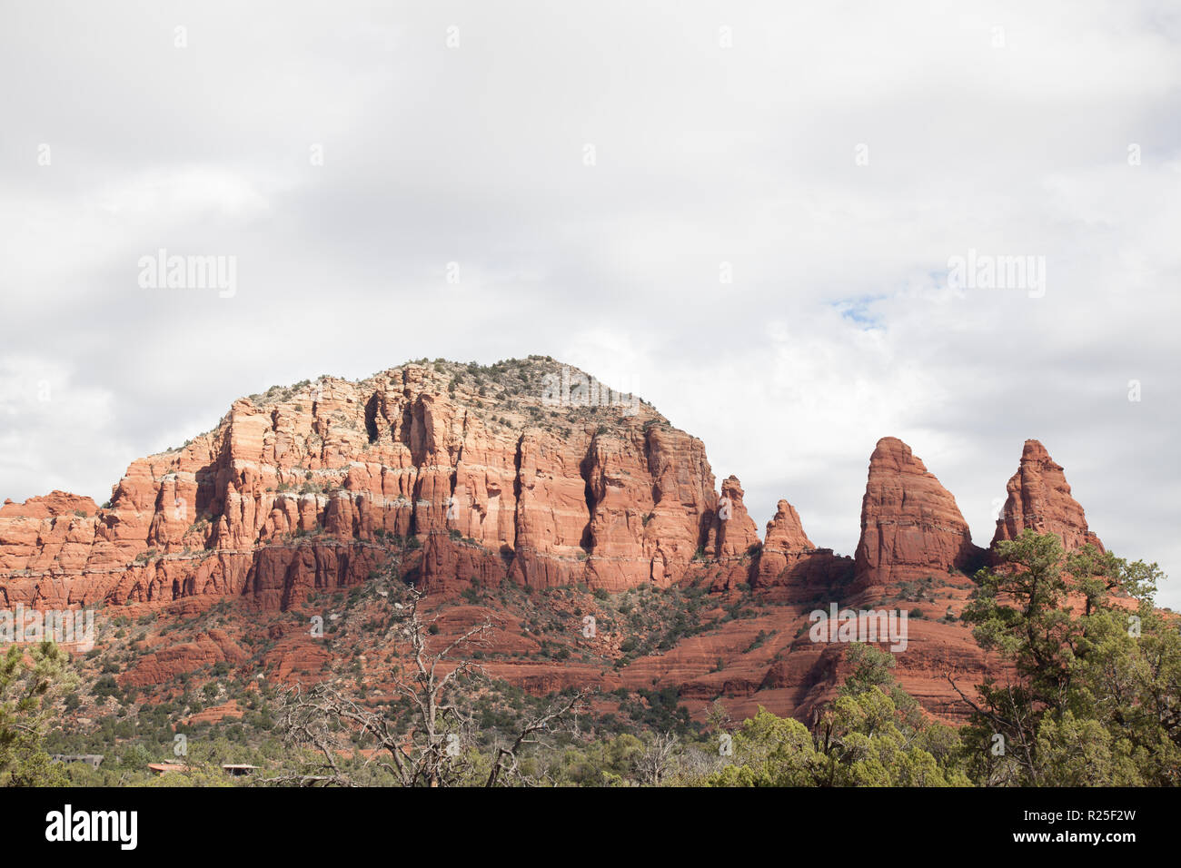 Einen malerischen Blick auf den Red Rock Buttes in Sedona Arizona Desert Trail Stockfoto