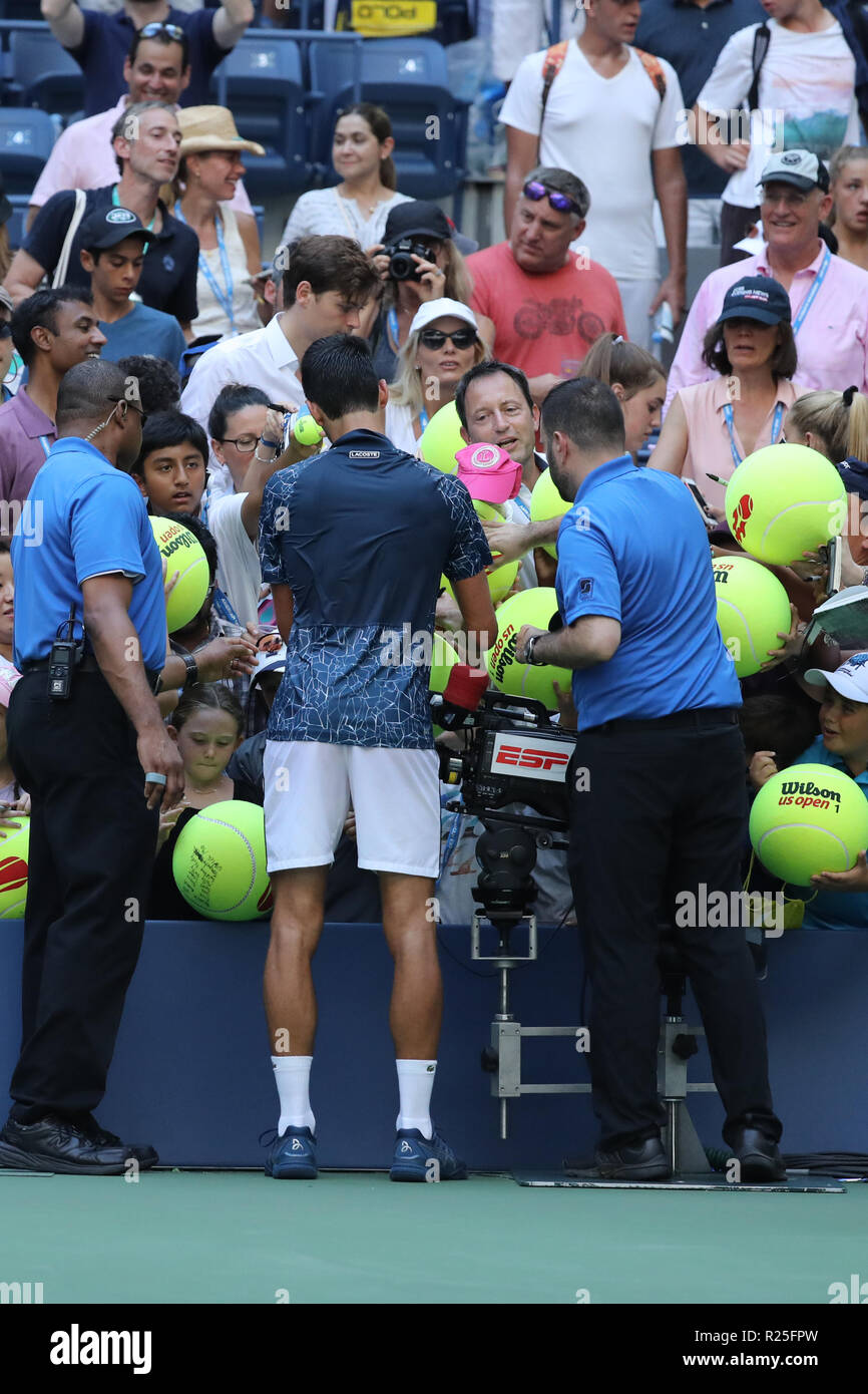 13 Grand-Slam-champion Novak Djokovic aus Serbien in Aktion während seiner 2018 US Open Umlauf von 16 Gleiches an Billie Jean King National Tennis Center Stockfoto