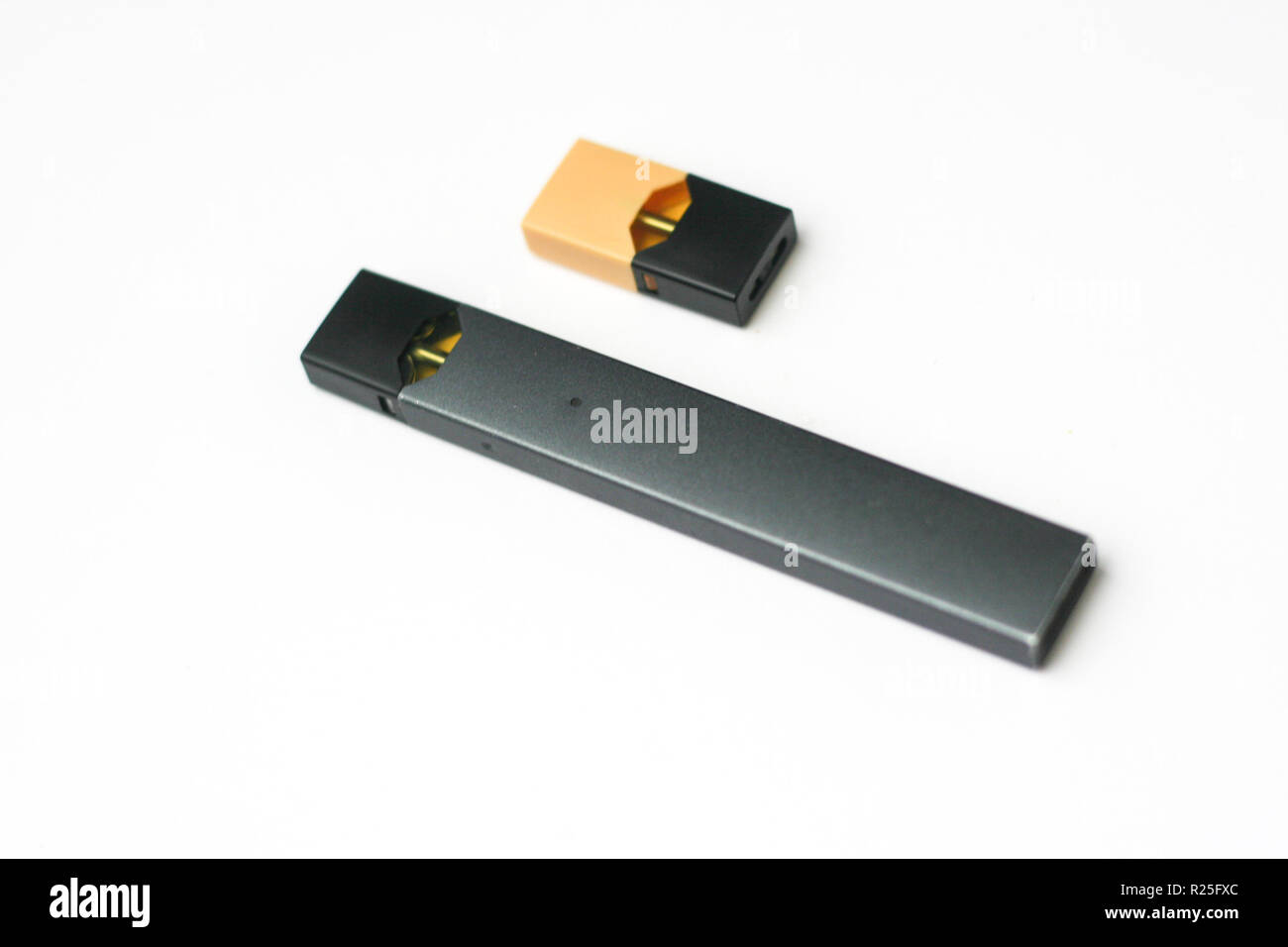 JUUL E-Zigarette und Flavour Hülsen auf weißem Hintergrund Stockfotografie 