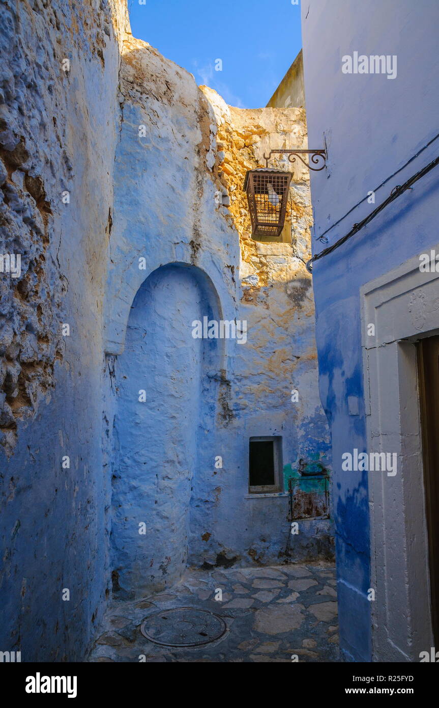 Orientalische Gasse mit blauen Häuser in Medina, Hammamet Tunesien. Stockfoto