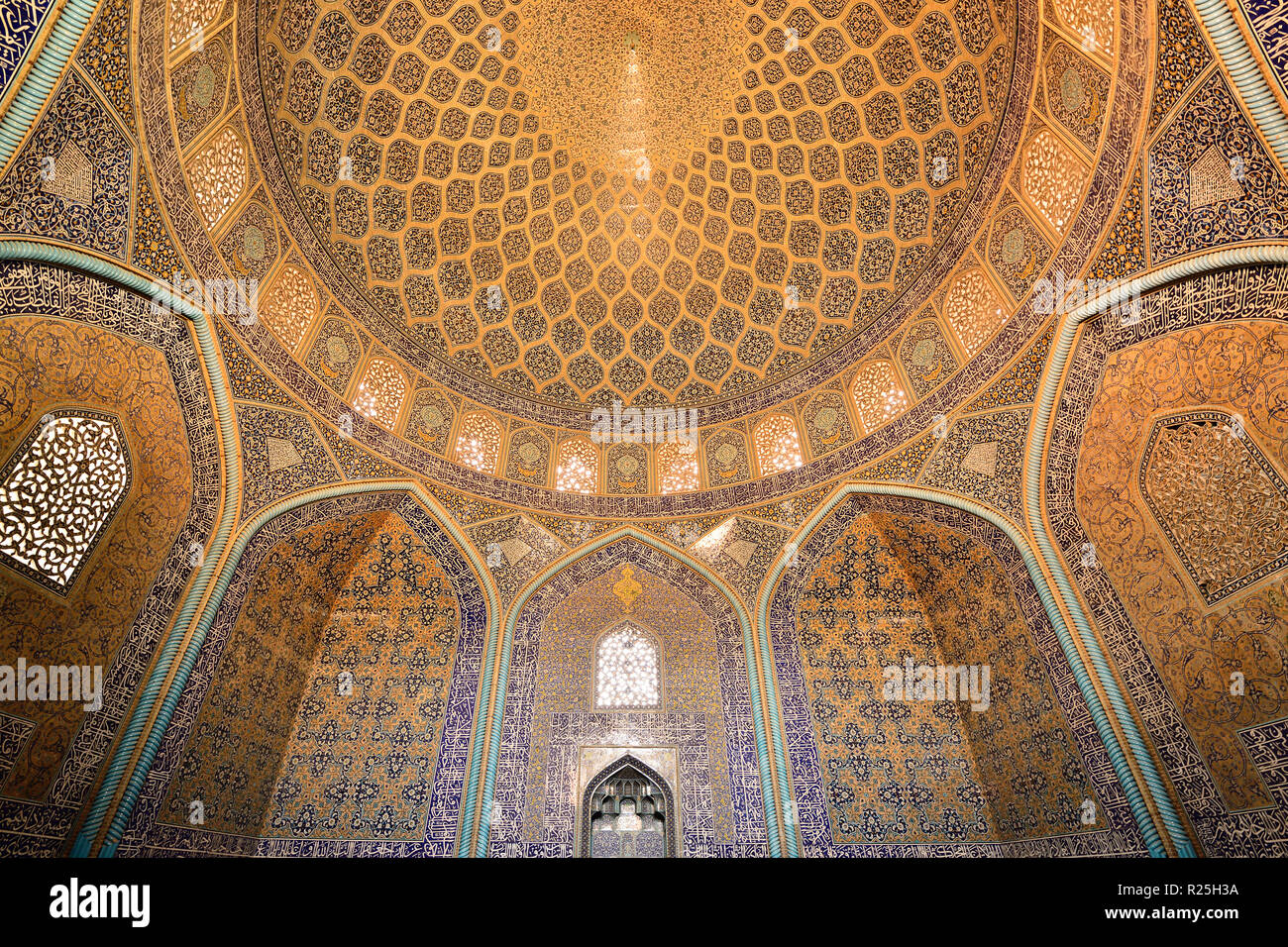 ESFAHAN, IRAN - 20. OKTOBER 2018: die wunderschön gestalteten Innenraum Sheikh Lotfollah Moschee ist eines der architektonischen Meisterwerke der Iranischen, stehend Stockfoto
