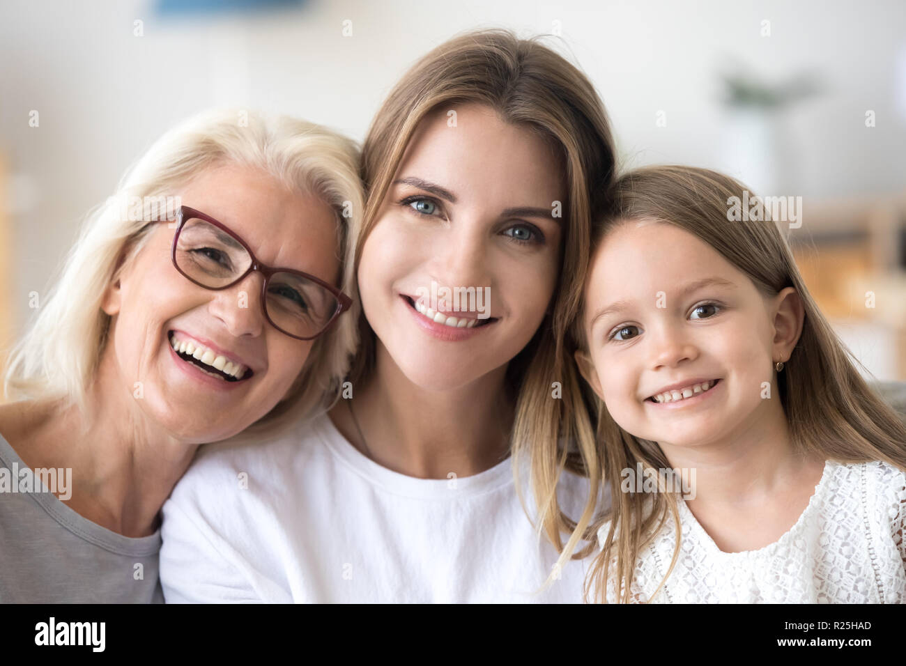 Portrait von drei Generationen der Familie, Großmutter, gewachsen Daughte Stockfoto