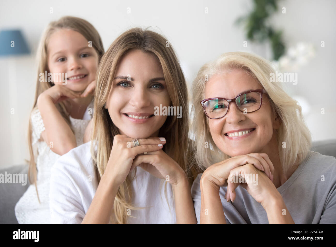 Portrait von glücklichen drei Frauen generation Großmutter Mutter und Kind Stockfoto
