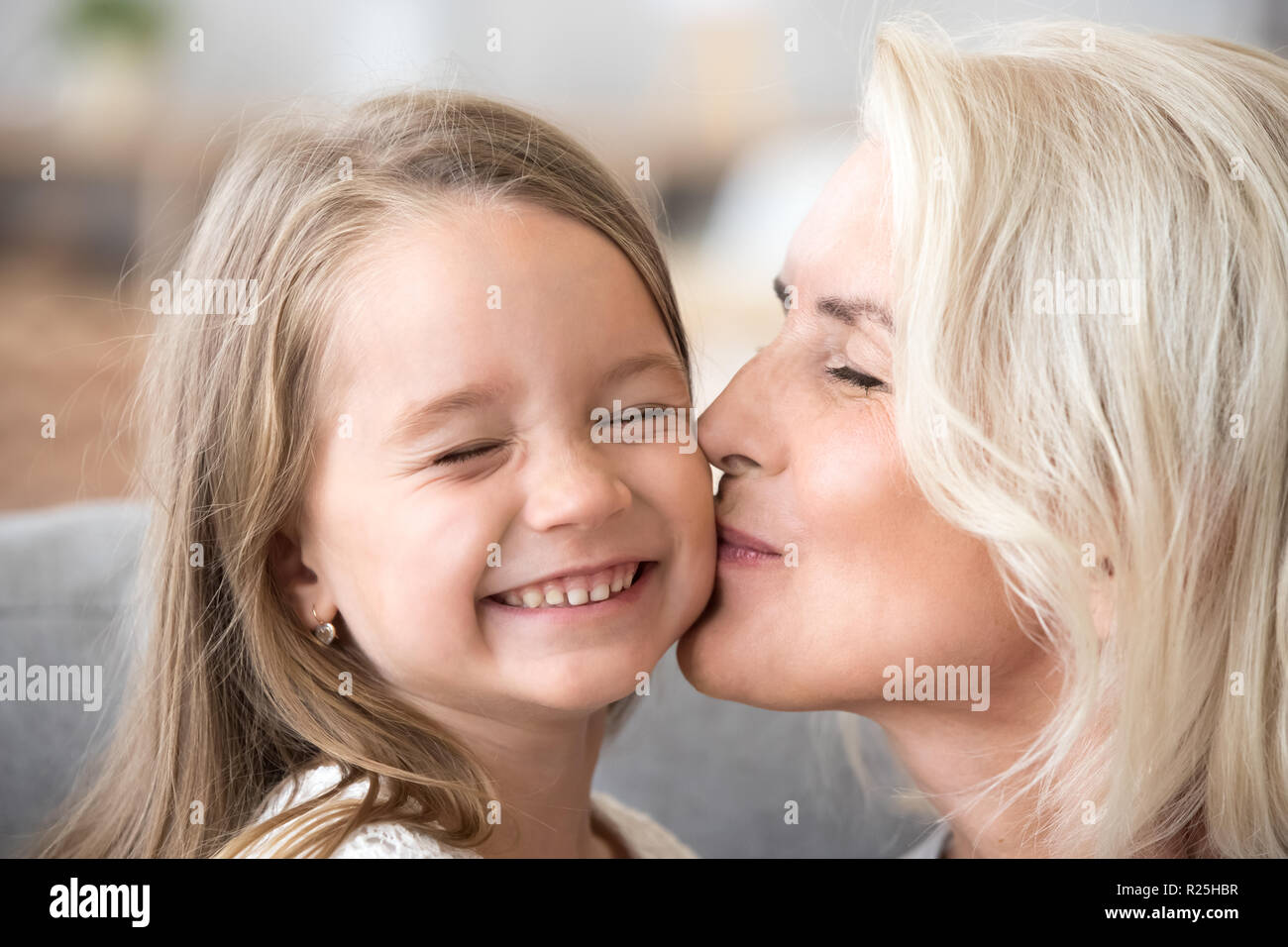 Liebe alte Großmutter küssen süß Vorschule Enkelin auf c Stockfoto