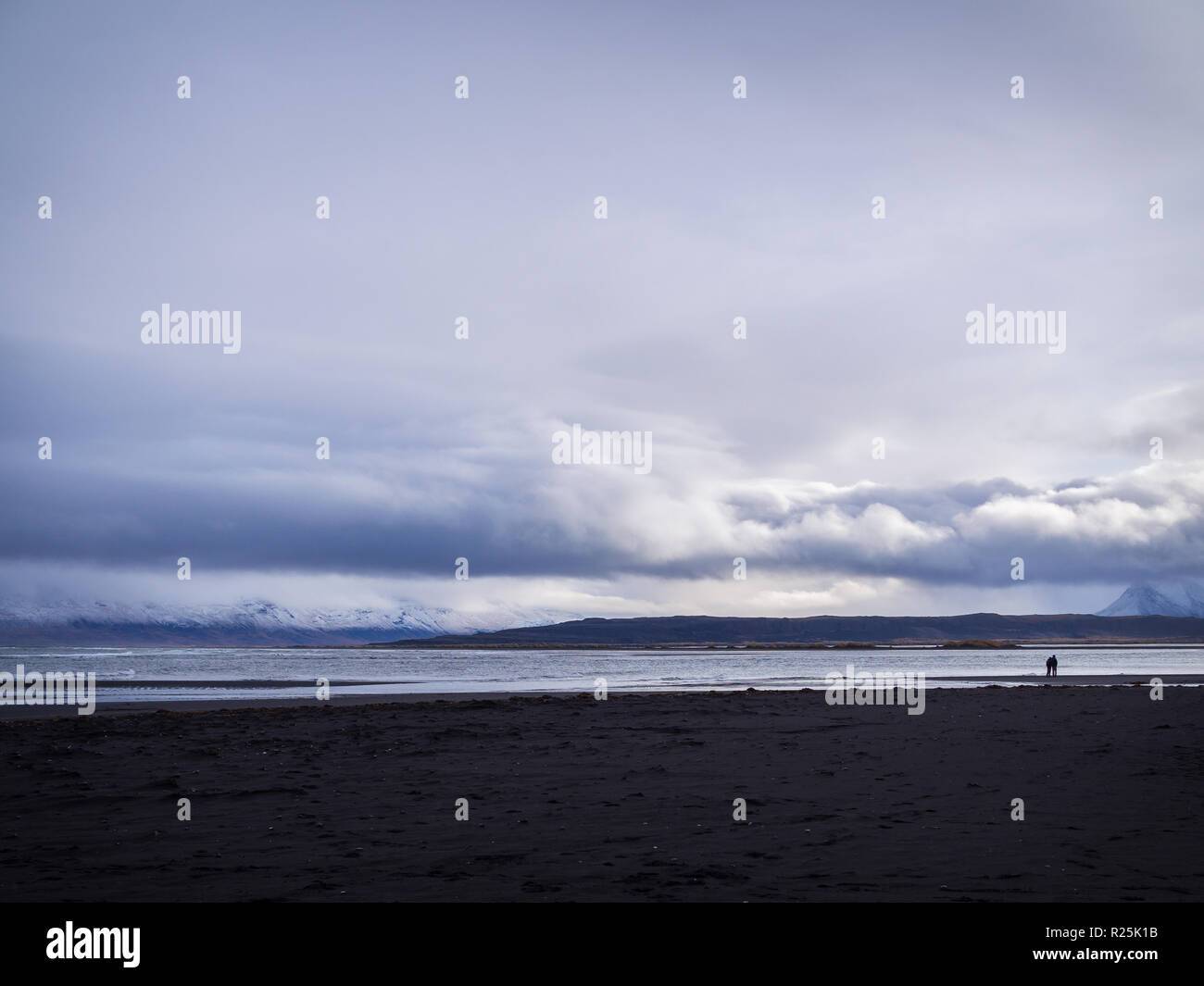 Paar an Hvítserkur schwarzer Sandstrand in der östlichen Küste der Halbinsel Vatnsnes, im Nordwesten Icelandeastern Ufer der Halbinsel Vatnsnes, in Nort Stockfoto