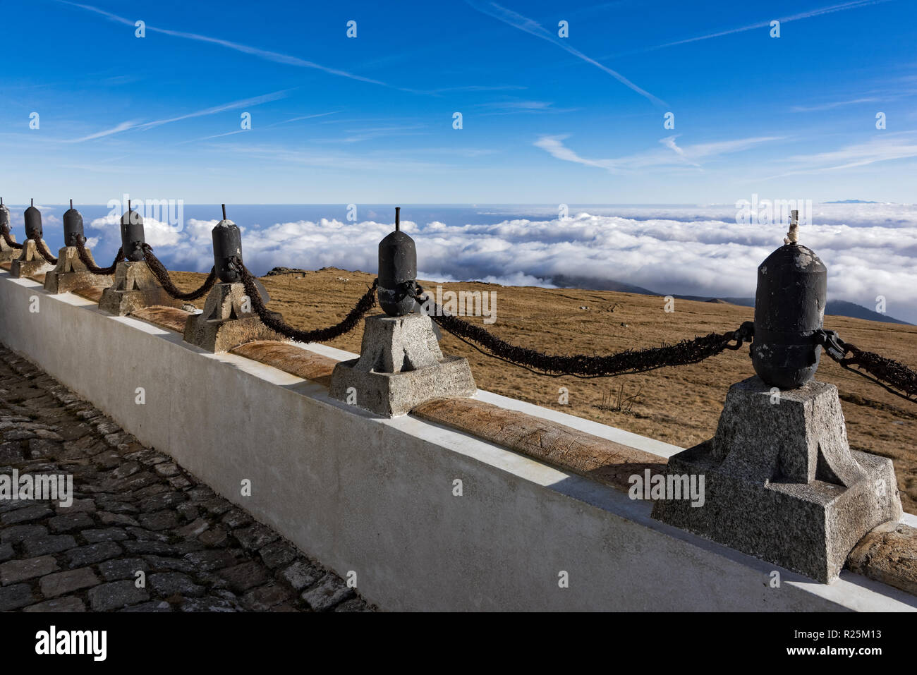 Einen Teil des Zauns der Serbischen Kapelle im Gedenken an ihre Opfer im Ersten Weltkrieg auf dem Berg Voras in Griechenland am 10. November 2018 Stockfoto