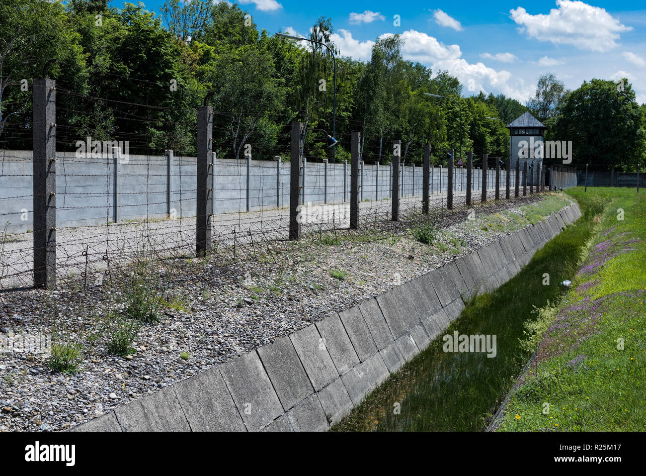 Teil der Zaun des Konzentrationslagers Dachau bei München in Deutschland am 3. Juni 2018 Stockfoto