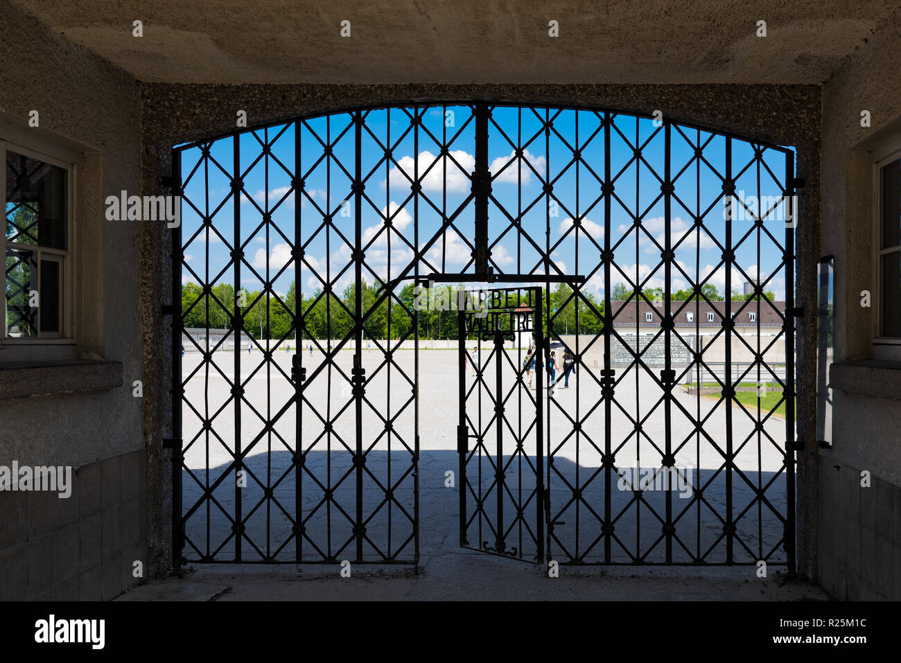 Das Eingangstor des KZ Dachau in der Nähe von München in Deutschland am 3. Juni 2018 Stockfoto