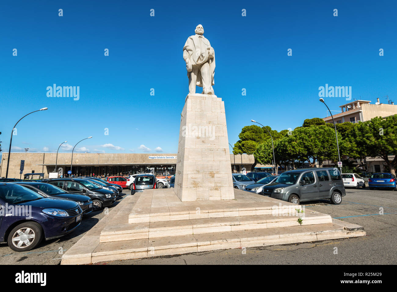 Reggio Calabria, Italien - 30. Oktober 2017: Denkmal für Giuseppe Garibaldi auf dem Platz vor dem Hauptbahnhof in Reggio Calabria, Es Stockfoto