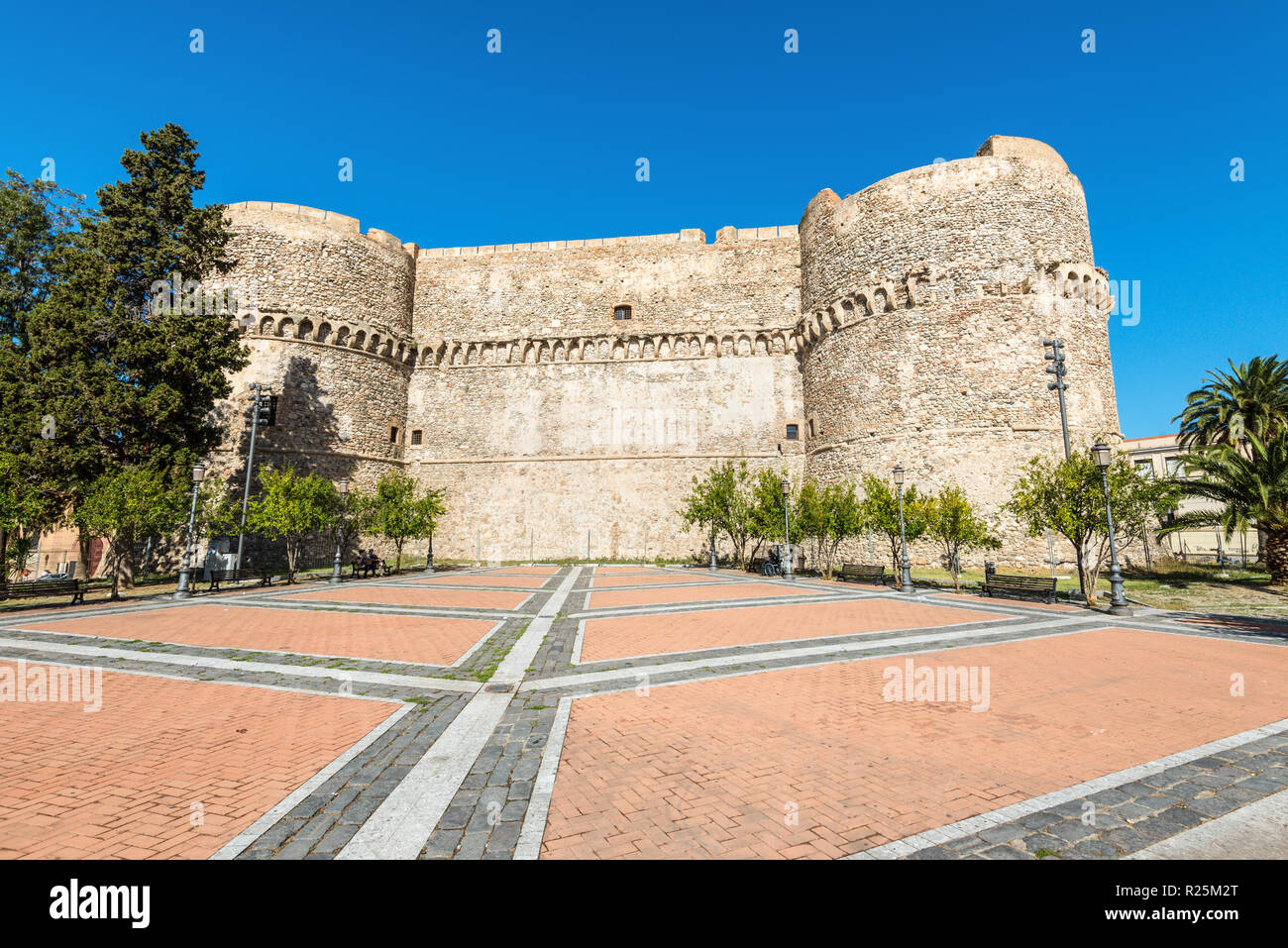 Reggio Calabria, Italien - 30. Oktober 2017: Aragonese Castle(Castello Aragonese) gebaut von Ferdinand I. von Aragon in Reggio Kalabrien, Süditalien. Stockfoto