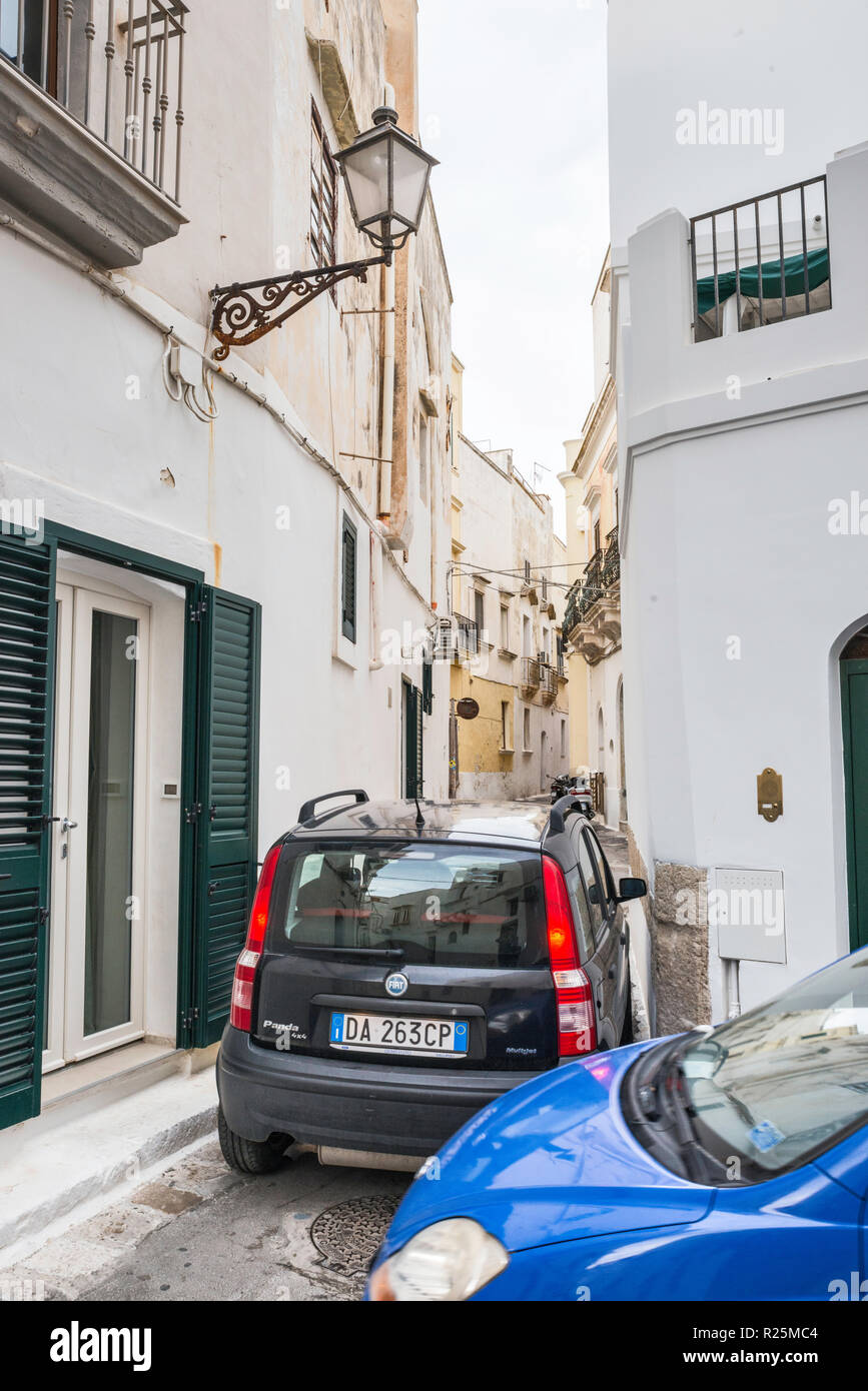 Auto versuchen, engen Straße im historischen Zentrum von Gallipoli, Apulien, Italien eingeben Stockfoto