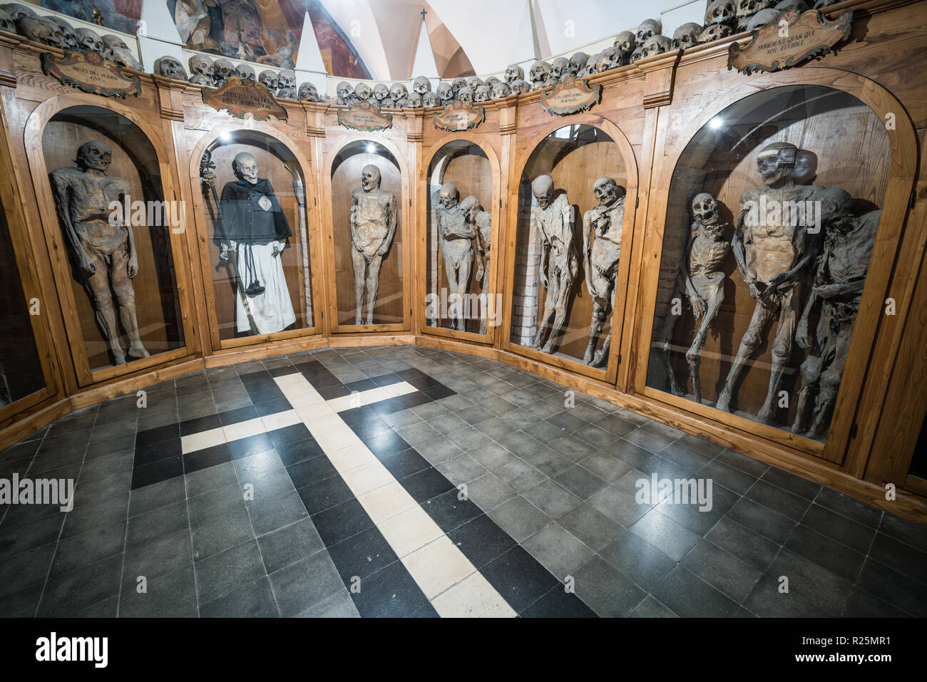 Mama in die Kirche, Urbania, Italien, Europa. Stockfoto