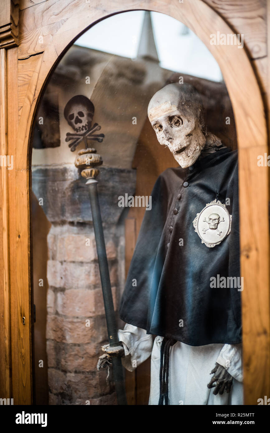 Mama in die Kirche, Urbania, Italien, Europa. Stockfoto