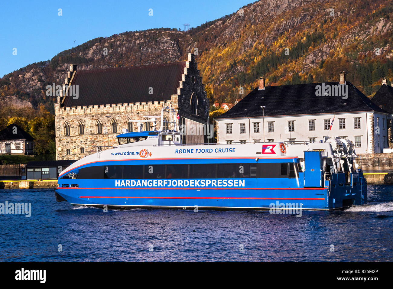 Fahrgast Katamaran Rygerfonn Auslaufen aus dem Hafen von Bergen, Norwegen. Im Hintergrund, und die Festung Bergenhus Haakons Halle Stockfoto