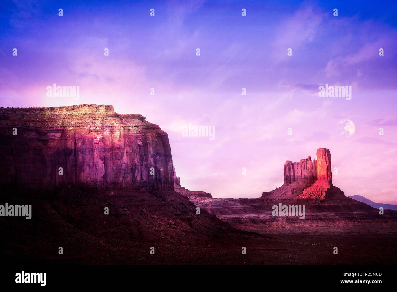 Schloss Butte bei Sonnenuntergang, wenn der Mond auf. Monument Valley, Utah. Stockfoto