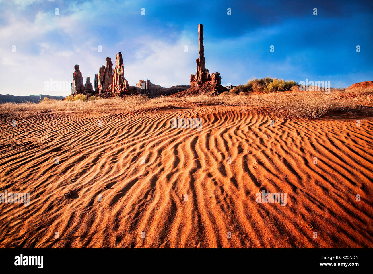 Sanddünen sammeln rund um die Basis der Totempfahl in Monument Valley, Arizona/Utah. Stockfoto