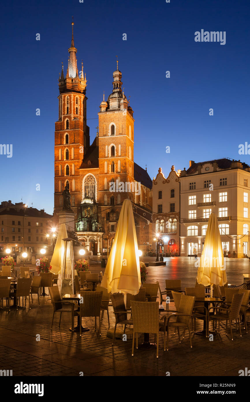 City Break in der Altstadt von Krakau, Polen, St. Mary Basilika und Café im Freien Tische auf dem Hauptplatz Stockfoto