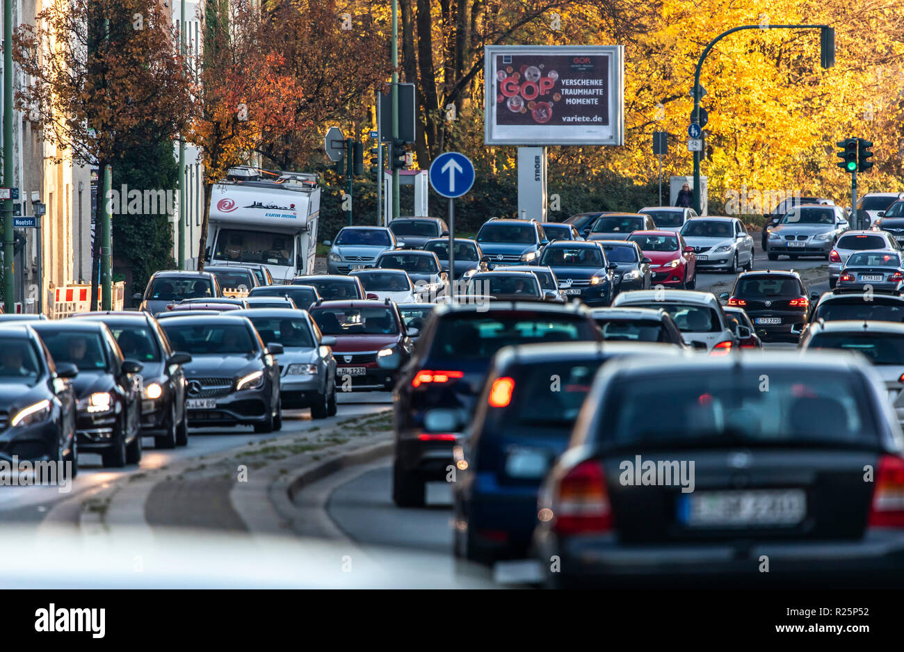 Der Gladbecker Stra§e in Essen, B 224, stark kontaminierte innerstädtische Straße in Essen aufgrund von Luftverschmutzung, Teil eines möglichen diesel Fahrverbot Zone in die Luft Stockfoto