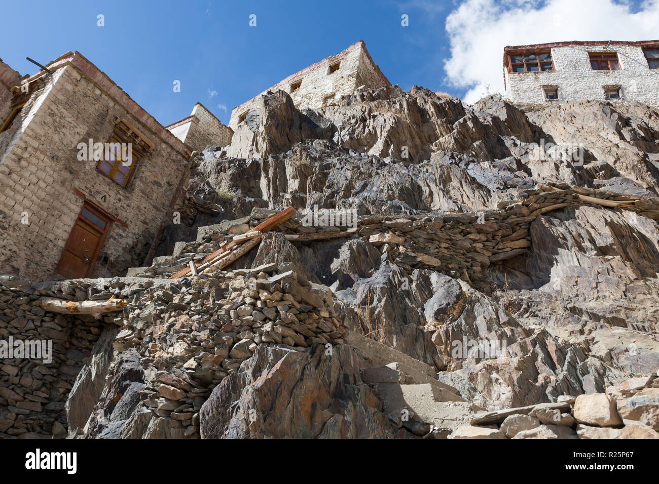 Gebäude und Treppen im Kloster Karsha, Zanskar, Jammu und Kaschmir, Indien Stockfoto