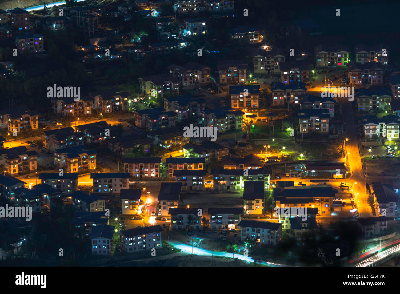 Thimphu Stadt. Thimpu, Bhutan Hauptstadt, befindet sich in einem Tal im Westen des Landes. Stockfoto