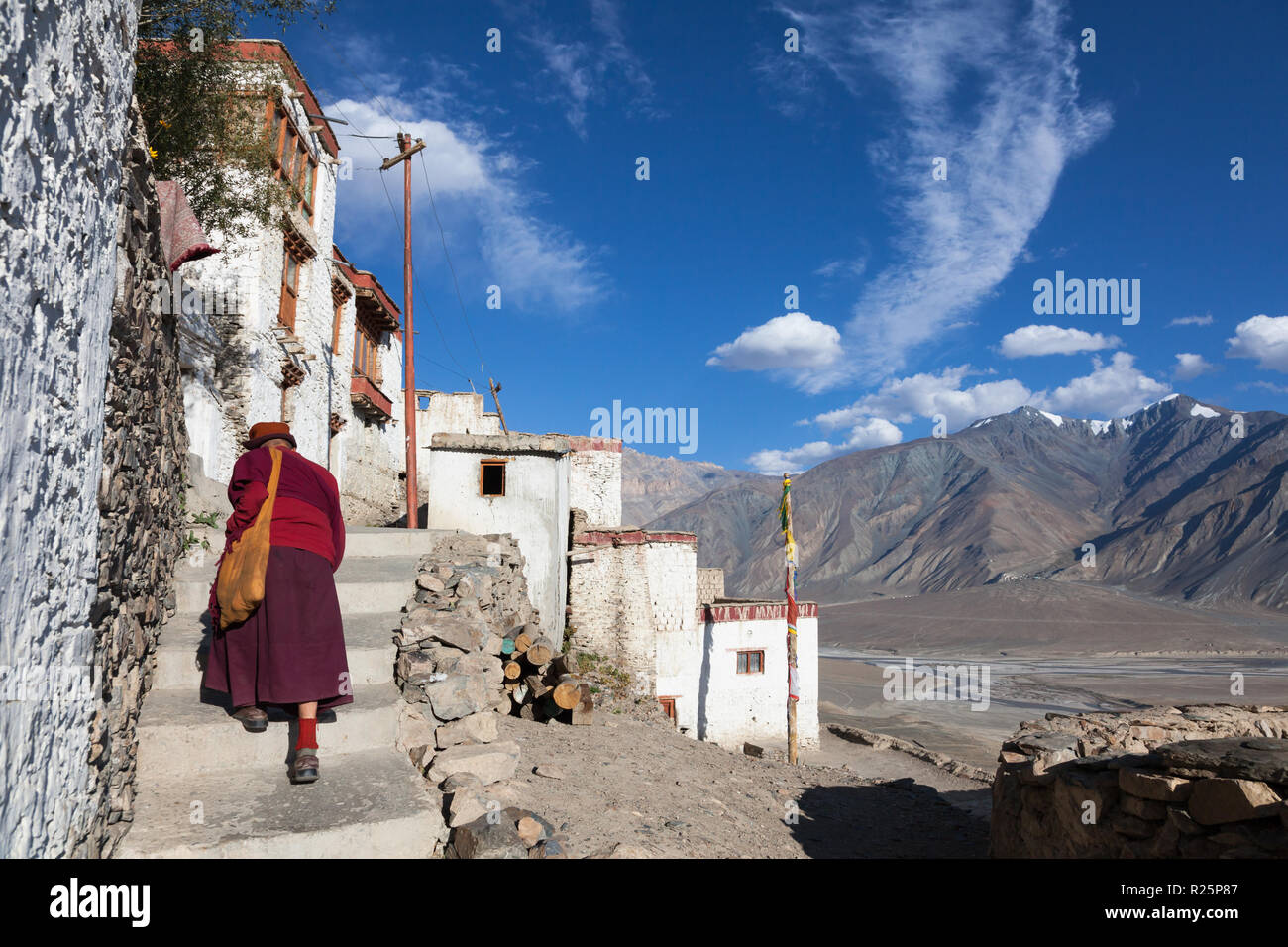 Buddhistischer Mönch zu Fuß die Treppen hinauf in das Kloster Karsha, Zanskar, Jammu und Kaschmir, Indien Stockfoto