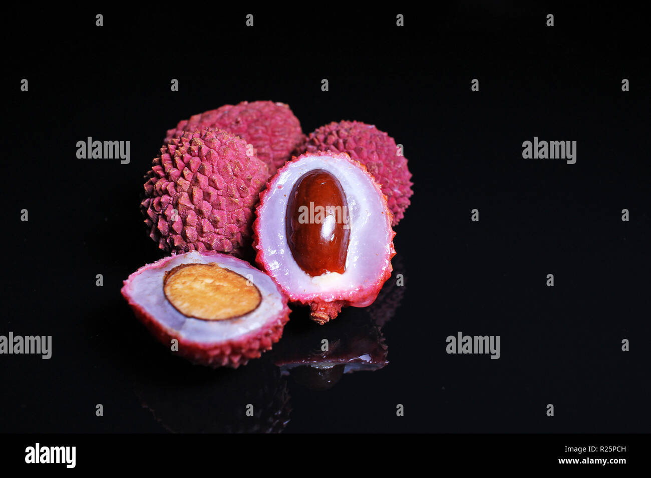 Litchi Chinensis Lychee Susse Frucht Auf Schwarzem Hintergrund Stockfotografie Alamy