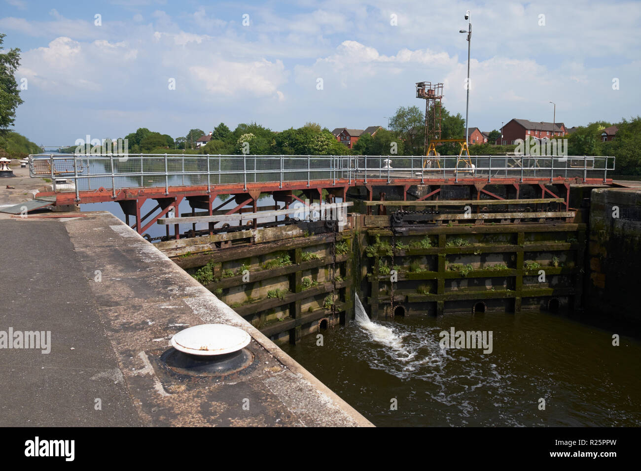 Schleusentore für die Manchester Ship Canal in Latchford, Warrington, Cheshire, UK. Stockfoto