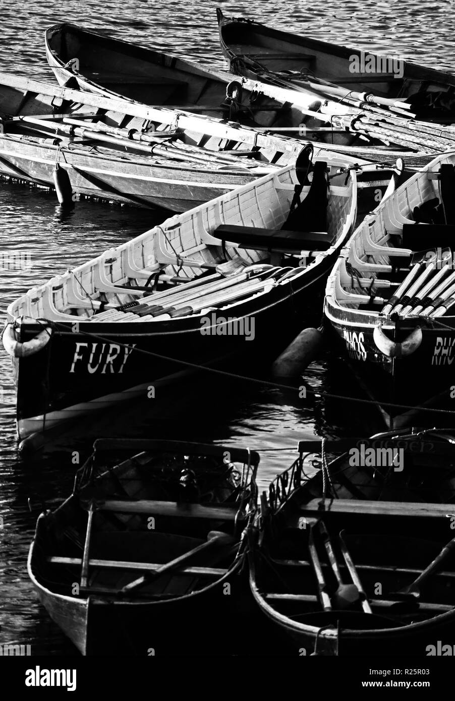 Ein abstraktes Bild zeigt eine Auswahl von Cornish Gigs und andere rudern Boote auf der Themse bei Richmond Upon Thames, England Stockfoto