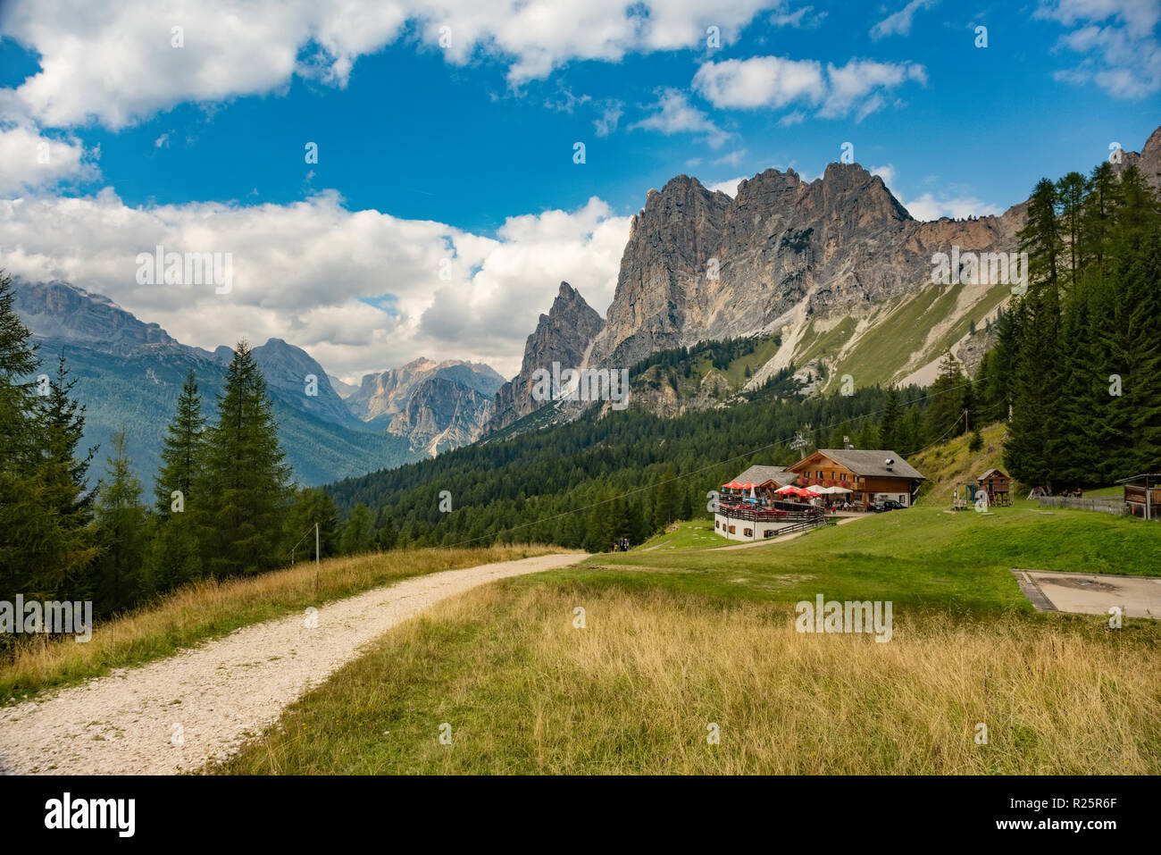 Typisches Dorf Landschaft in Dolomiten, Italien Stockfoto