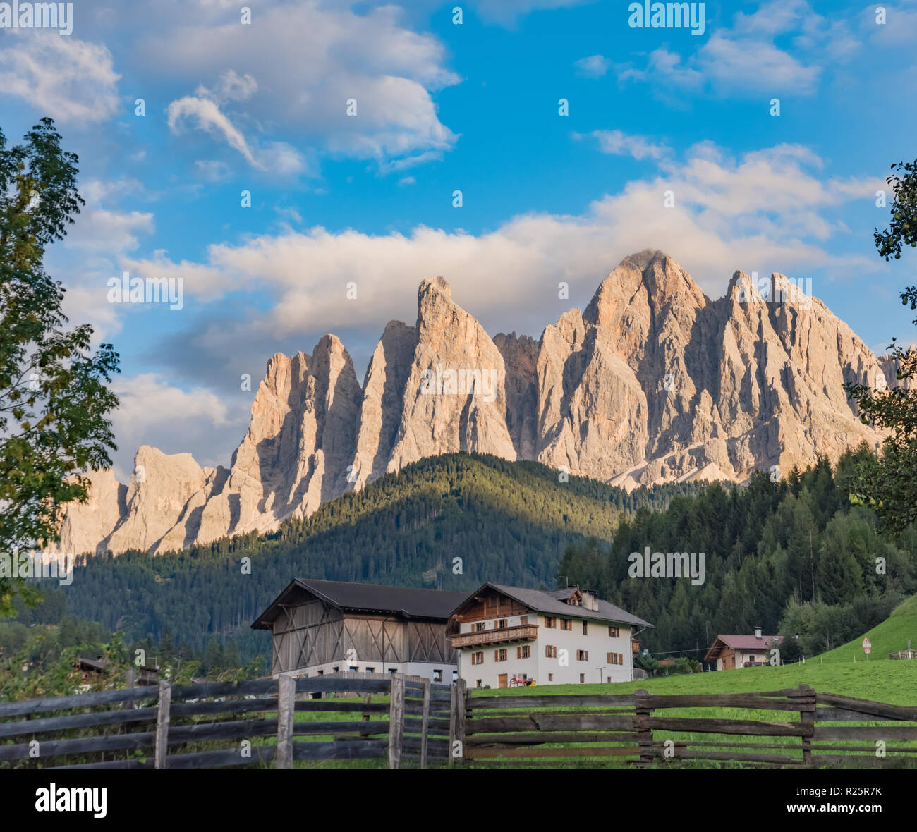 Wunderschöne Landschaft Santa Magdalena Dorf in Dolomiten, Italien Stockfoto