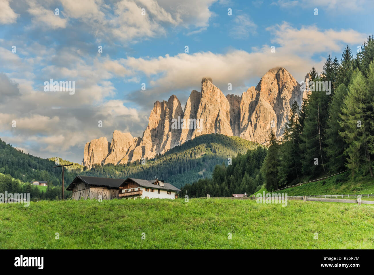 Wunderschöne Landschaft Santa Magdalena Dorf in Dolomiten, Italien Stockfoto